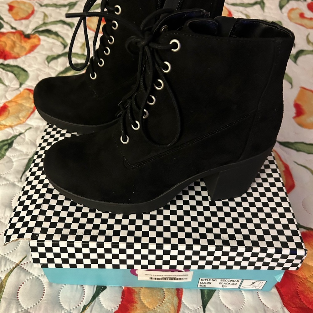 WMNS Black Low heeled Booties